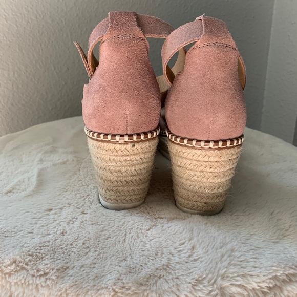 A sunny-day wedge that easily matches all! - Picture 5 of 8